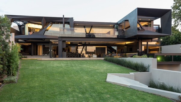 The house's exterior has been described as "sculptural" and for good reason. Contained within these morphed steel forms is 1100 square meters (11840 square feet) that is anything but modest while still maintaining a sense of open simplicity.