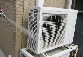 エアコンの効きが悪い そんな時はエアコンの室外機掃除を 方法とポイント ラディーチェ