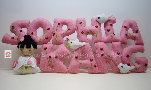 ♥♥♥ E para a Sophia Kang, que é irmã da Sadie, da Marie Celeste e da Megan dos banner anteriores, rosa, florinhas e uma kokeshi. A chegar a Los Angeles! by sweetfelt \ ideias em feltro