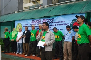 Mendengarkan para pimpinan bicara