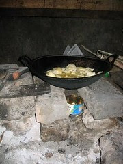 Gambar  32: Kompor biogas untuk menggoreng ketela pohon.