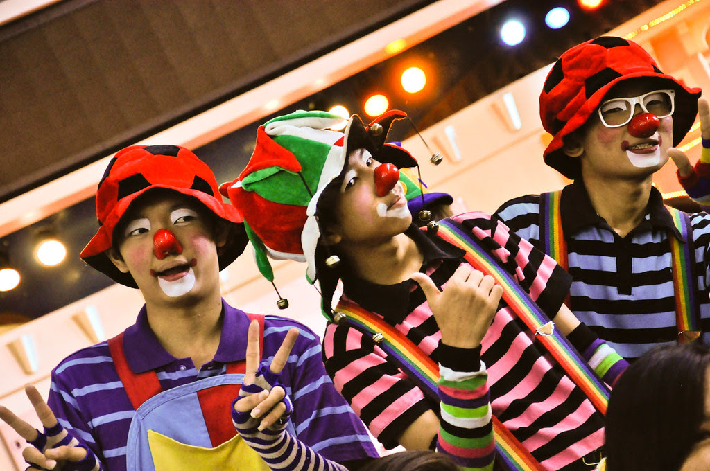 Clowning around 胡闹 ...