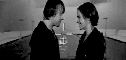  Repórter Alice Viness: E aí? Como foi o beijo?  Rupert: Ah, foi um desastre. Ela não parava de rir, nem por um momento e tivemos de repetir a mesma coisa mil vezes. Ela simplesmente olhava pra minha cara e começava a gargalhar. Eu sei que eu tenho cara de palhaço, mas precisava demonstrar isso toda hora? (ele segura o pescoço dela, como em um estrangulamento)  Emma: Não foi bem assim. Rupert ficou torturando Daniel quando ele foi beijar a Katie em Ordem da Fenix, então ele ficou fazendo graça, mas quem riu fui eu! Ou seja, por causa desse lento, quem tomou fui eu, e ele está querendo colocar a culpa em mim!  Rupert: Você fugiu da pergunta principal. Como foi o beijo?  Emma: (ela fica fica vermelha) Ah, foi estranho. Imagine-se beijando um irmão, foi bem assim. E um irmão bem chato, irritante e insuportável que… que… que sempre perde no tênis de mesa pra mim! (ela pula e começa a rir) Pronto, falei, agora a imprensa inteira sabe que você perde pra uma garota!  Rupert: (começa a rir junto e empurra ela pro lado) Você é muito chata, garota.  Emma: Você também é, e eu te odeio. (ela faz bico e cruza os braços)  Rupert: (ele começa a gargalhar) Ei, nerd. (ele abraça ela) Eu te amo muito.  Emma: (ela retribui o abraço e sorri) Eu também te amo, cenoura.