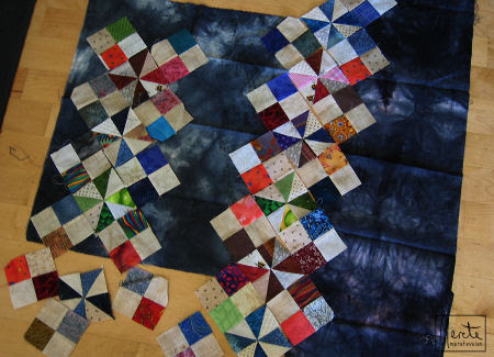 sort selvfarget stoff ser ut til å passe godt sammen med blokkene :: handdyed black faric looks nice together with the blocks