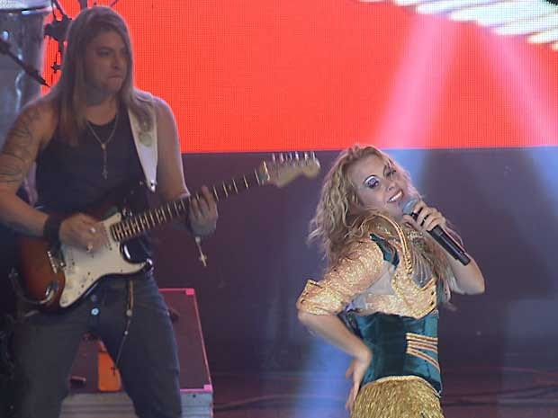 A cantora Joelma ao lado do guitarrista Ian Marinho, substituto de Chimbinha na banda Calypso (Foto: TV Globo/Reprodução)