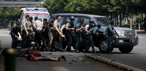 Ataques no centro da capital da Indonésia deixa ao menos três mortos