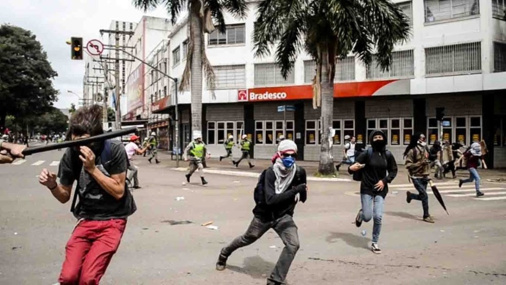 Estudante Mateus  Ferreira da Silva é agredido no rosto com cassetete durante protesto em Goiás (Foto: Luiz da Luz/O Popular)