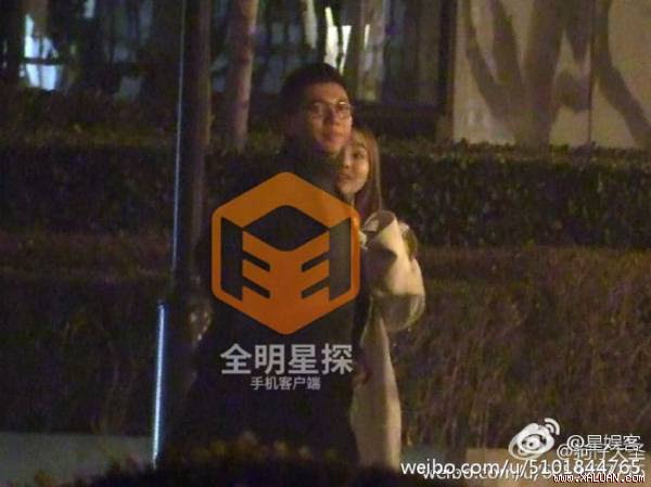  Phóng viên Phong Hành bắt gặp Hồ Hải Tuyền cùng một cô gái áo trắng xinh đẹp đi cùng nhau