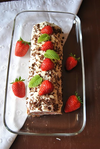 Biscuit Roulade with Strawberries