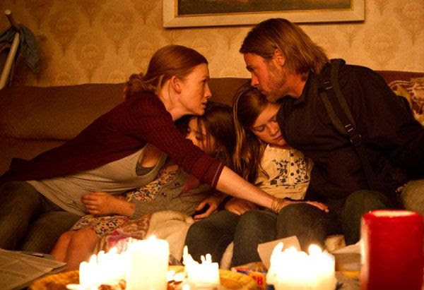 Gerry Lane spends one last moment with his family before flying off to save the world from zombies in WORLD WAR Z.