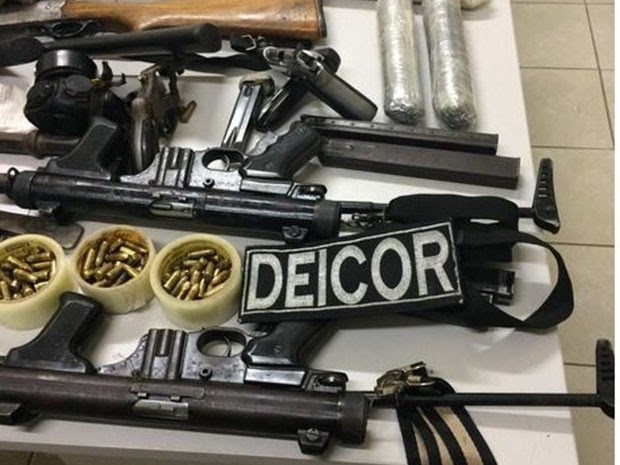 Polícia apreendeu armas e dinamites com os suspeitos (Foto: Divulgação/Polícia Civil do RN)