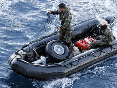 Marines chilenos buscan víctimas del accidente aéreo en aguas del archipiélago Juan Fernández. Pablo Ovalle / AFP
