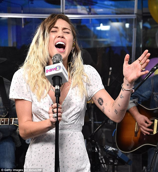 Nova música!  Miley se apresentou em Nova York para promover sua nova música Malibu 