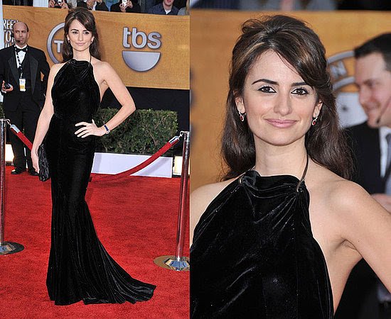 It's the gorgeous Penelope Cruz. The actress chose a body-hugging silhouette 