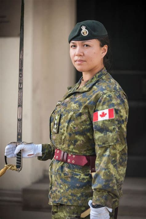 une femme officier dinfanterie de larmee canadienne