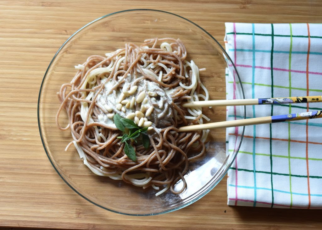 Espaguetis integrales al pesto vegano