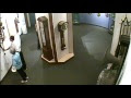 Visitante de museo comprueba por qué se recomienda “No Tocar”.