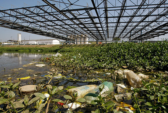 Estrutura montada sobre o rio Pinheiros cmo parte do plano de limpeza abandonado pelo governo após dez anos