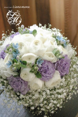 ラナンキュラスとかすみ草のクラッチブーケ ウェディングフラワー デイリーフラワー Atelier Liana Mana