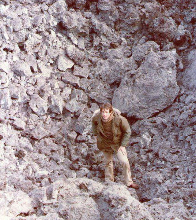 Kasanzew en uno de los cráteres dejado por bombas inglesas de 500 kilos