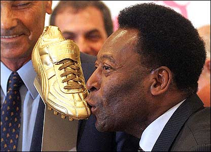 Pele kisses a golden boot award