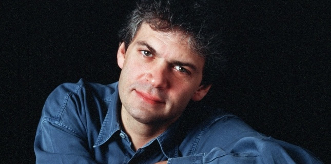 Jean-Marc Roberts est mort ce lundi 25 mars à l'âge de 58 ans. Il était né à Paris le 3 mai 1954. Directeur des Editions Stock, il est notamment l'auteur d'«Affaires étrangères», prix Renaudot 1979 et porté à l'écran par Pierre Granier-Deferre, «Mon père américain», «Une petite femme» et «François-Marie». La photo qui se trouve ci-dessus a été prise en 1996. (©Andersen / SIPA)