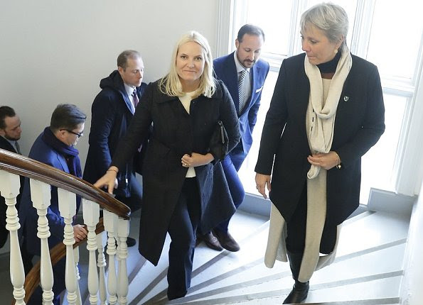 Retretten is a non-for-profit Foundation that was established by Rita Nilsen in 2002. Crown princess wore Prada pumps, matches fashion missoni