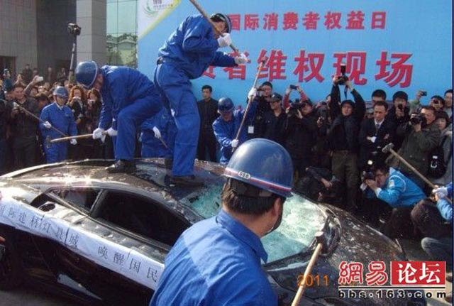 Palu Godam Hancurkan Lamborghini