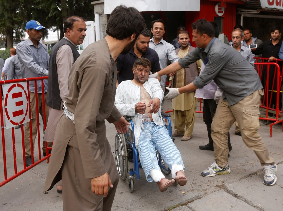Homem ferido em ataque sai do hospital após receber atendimento em Cabul (Foto: REUTERS/Omar Sobhani)