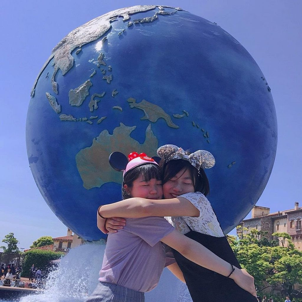 ディズニーシー地球儀前でしたくなるポーズとは カップル写真まとめ にっこりっか 保育士による子育て情報ブログサイト