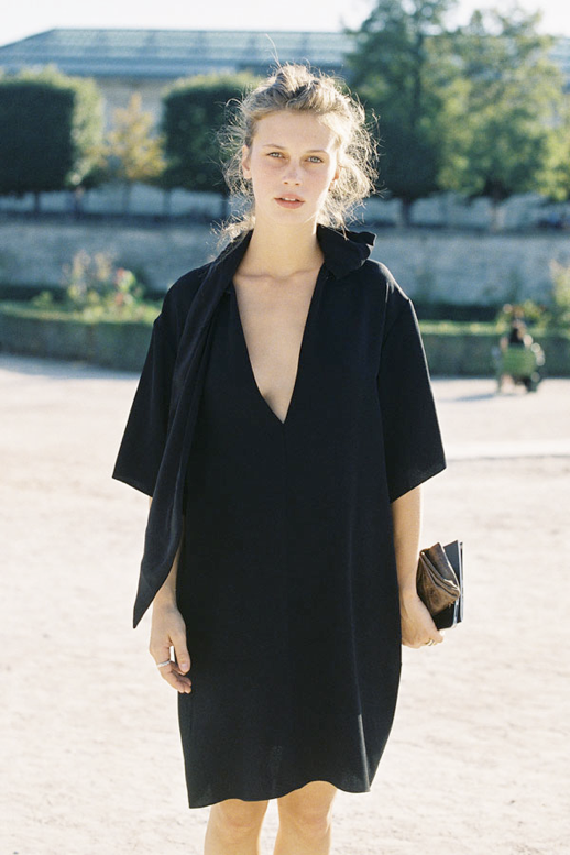 LE FASHION MODEL CRUSH MARINE VACTH BLACK DRAPED CHLOE DRESS PARIS STREET STYLE VANESSA JACKMAN NATURAL BEAUTY FRECKLES CLASSIC TOP KNOT HAIR MESSY FRENCH STYLE PARISIAN EFFORTLESS NO FUSS 5 photo LEFASHIONMODELCRUSHMARINEVACTHBLACKCHLOEDRESSPARISVANESSAJACKMAN5.png