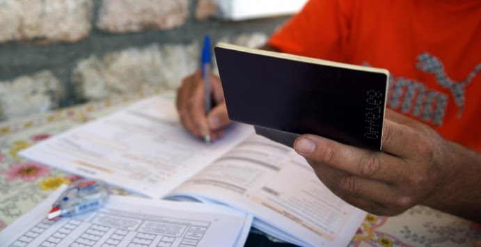 Μειώσεις μισθών στο Δημόσιο, πάγωμα προσλήψεων και μειώσεις στα κοινωνικά επιδόματα – Φωτιά το τρίτο μνημόνιο