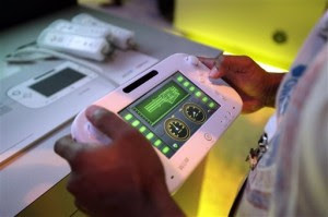 La imagen muestra un videojuego con el controlador de pantalla táctil Wii U de Nintendo. Foto de archivo de 2012. (Foto AP/Jae C. Hong, Archivo)