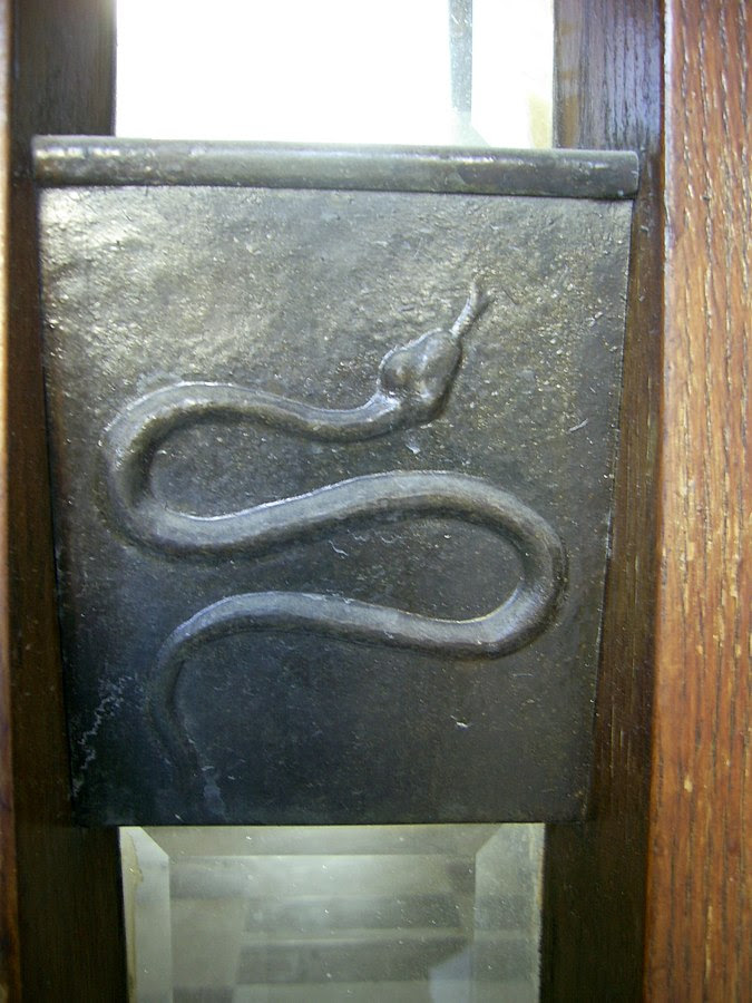 http://upload.wikimedia.org/wikipedia/commons/thumb/0/08/Dan_tribe_plate_Heichal_Shlomo_door_Jerusalem.jpg/675px-Dan_tribe_plate_Heichal_Shlomo_door_Jerusalem.jpg