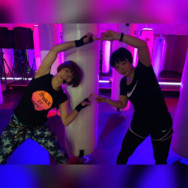 本日一回目のレッスン後のお写真は二人で仲良く決めポーズ 45分ダイエット 暗闇系フィットネス エフファクトリー