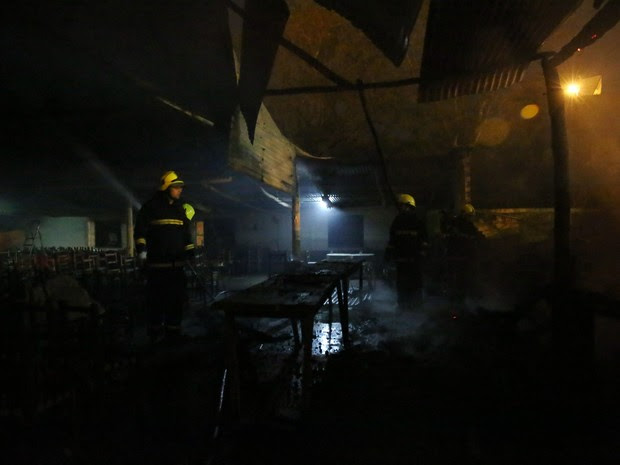 CTG foi incendiado na madrugada desta quinta-feira em Santana do Livramento (Foto: Carlos Macedo / Agencia RBS)
