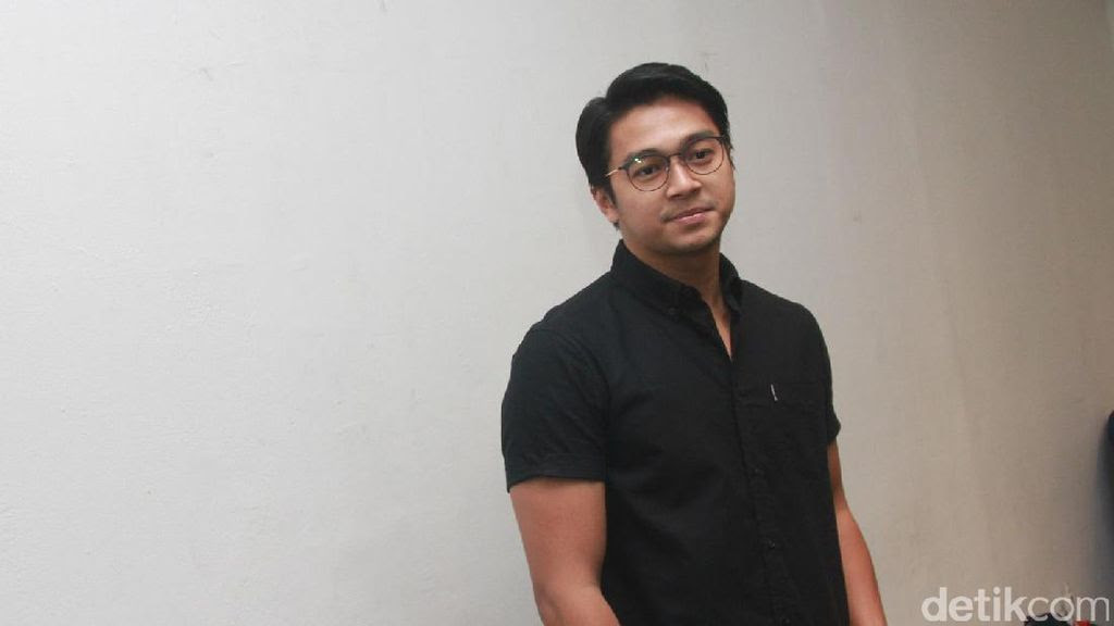 Fokus Akting, Deva Mahenra Juga Suka Bermusik