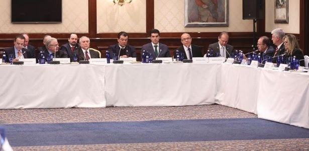 O vice-presidente Michel Temer (terceiro da esquerda para a direita) reúne-se com ministros e empresários em Moscou
