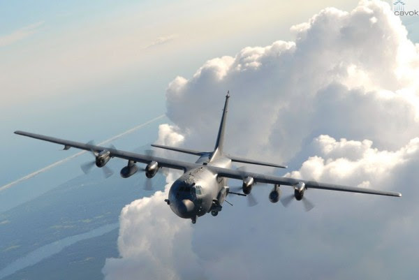 Un avión de ataque AC-130 Spectre durante el vuelo a través de las nubes. (Foto: USAF)
