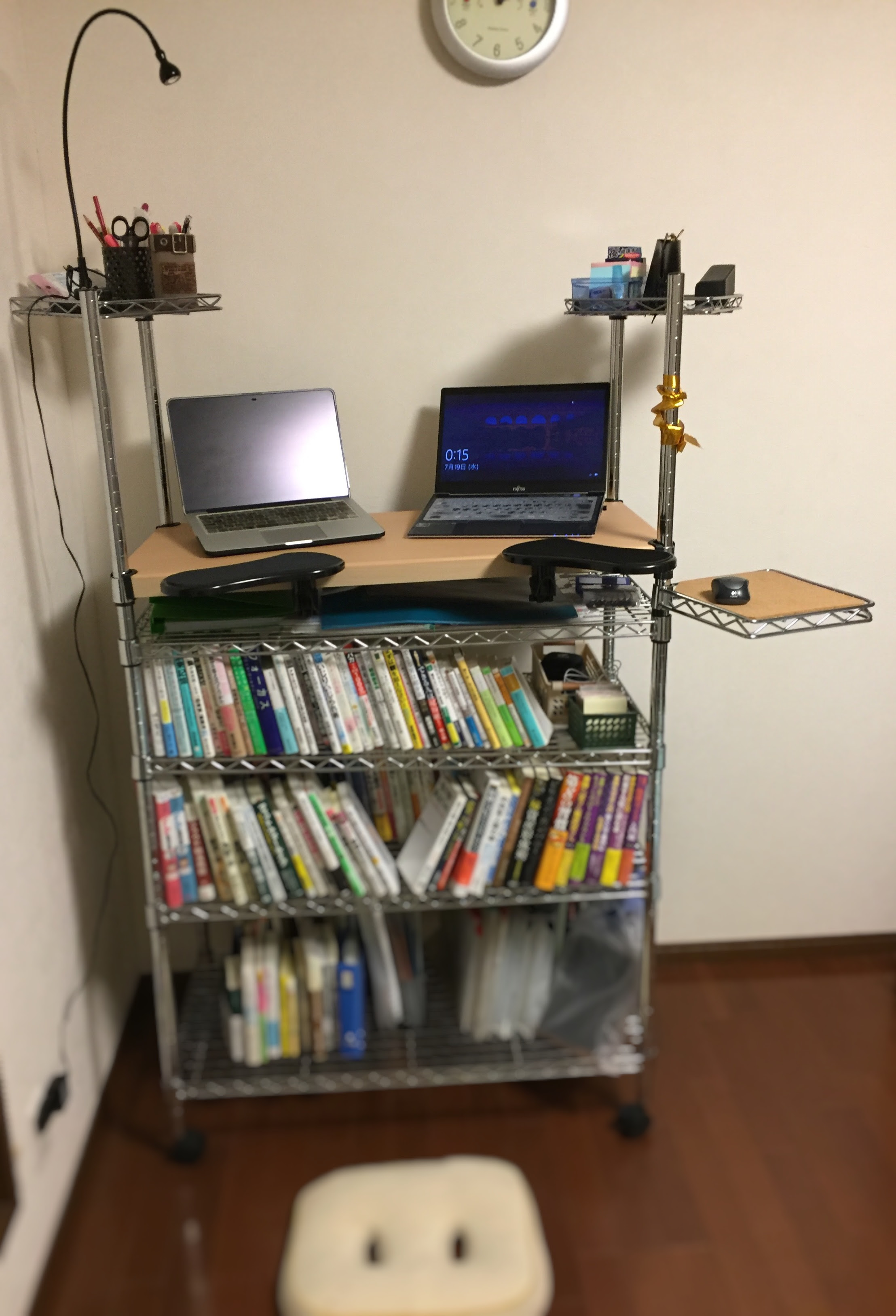 自作スタンディングデスク メタルラックのカスタマイズで自分好みのスタンディングデスクが思うままに 木が３つで森になるブログ