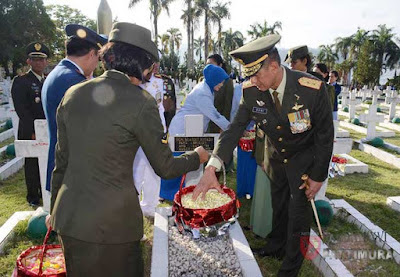 Ambon, Malukupost.com - Dalam rangka memperingati Hari Ulang Tahun ke 72, Tentara Nasional Indonesia (TNI) Angkatan Darat, Laut dan Udara yang ada di Kota Ambon melaksanakan upacara dan ziarah Nasional di Taman Makam Pahlawan (TMP) Nasional Kapahaha, Kota Ambon, Selasa (3/10). Siaran pers yang diterima media ini menyebutkan, dalam kegiatan tersebut Pangdam XVI/Pattimura Mayjen TNI Doni Monardo bertindak selaku Inspektur Upacara, Komandan Upacara Kadisops Lanud Pattimura Letkol Pas Agung.