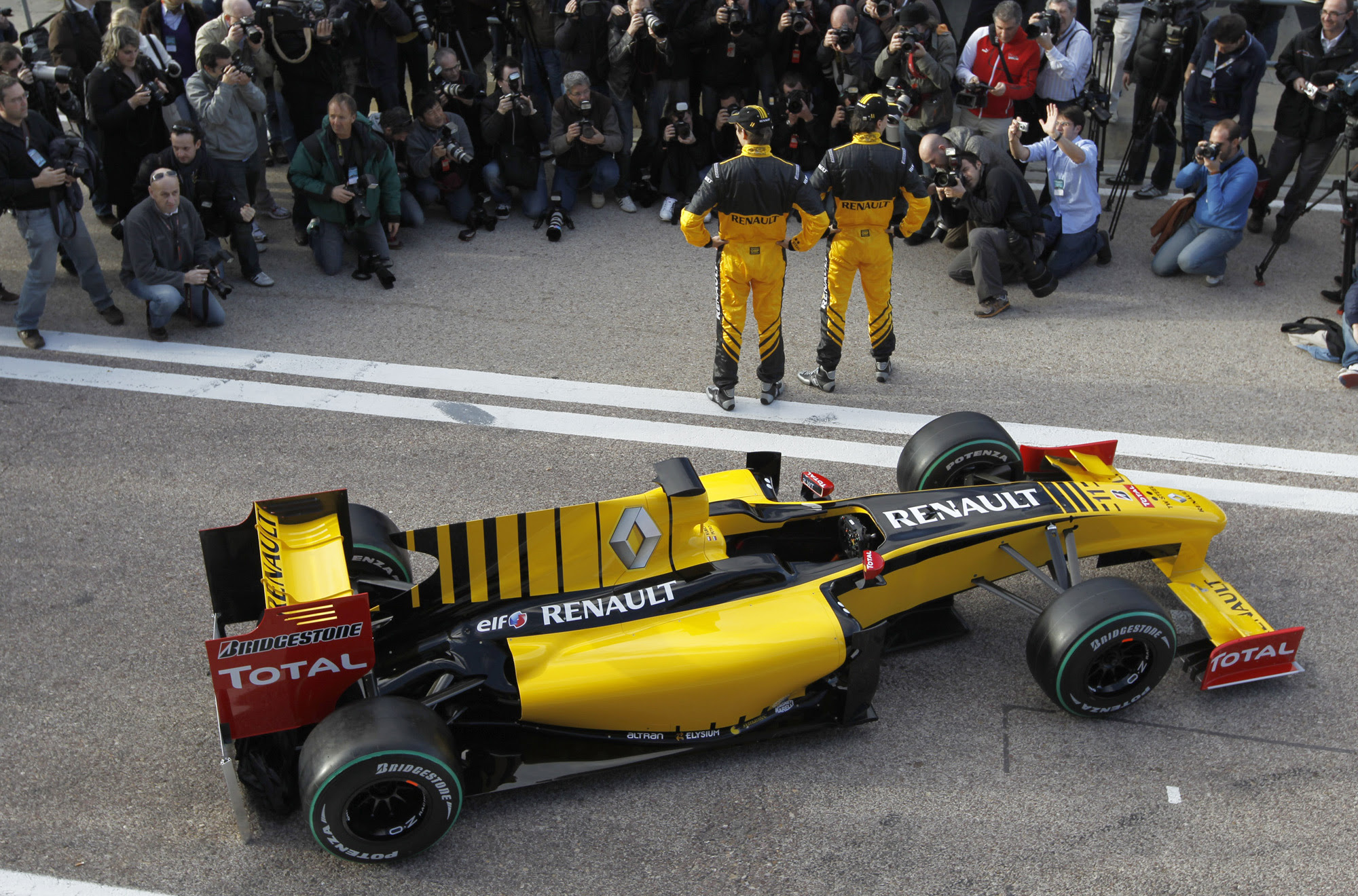 AUSmotive.com » Renault unveils 2010 F1 car