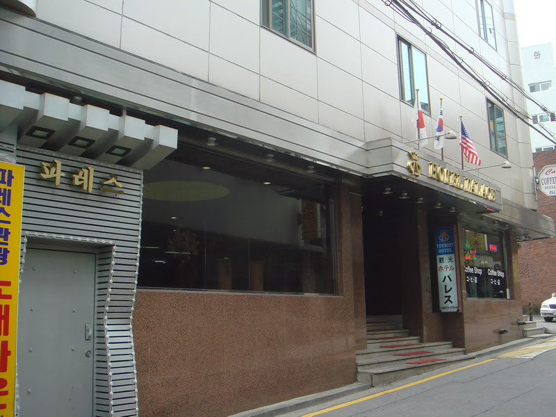 韓国に手荷物で持ち込んだ中古セール５枚と ３人分の旅行荷物 仁川国際空港に直行している 韓国鉄道庁の ｋｏｒａｌ 到着して最初に食べた昼食は 立派な門構えの韓国料理店 おなじみのハサミでなんでも食材