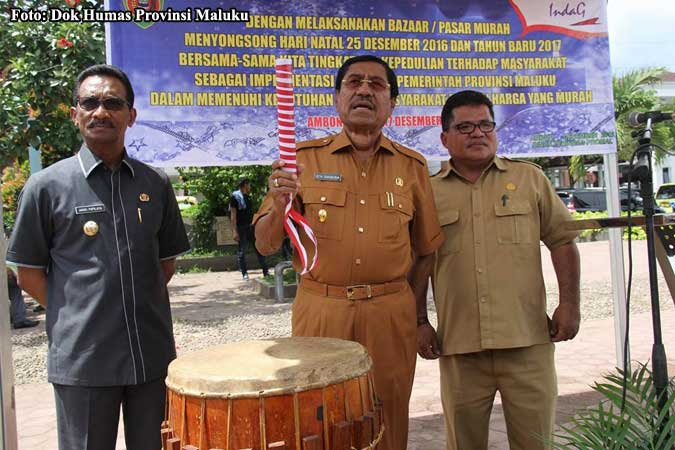Ambon, Malukupost.com - Wakil Gubernur Maluku Zeth Sahuburua mengatakan, kegiatan pasar murah yang dilaksanakan Pemerintah Provinsi Maluku bukan satu tradisi biasa yang setiap kali dilaksanakan tetapi mempersatukan dan menjaga keutuhan dan stabilitas kita di Maluku. "Pasar murah menjaga kebersamaan kita sebagai anak-anak Maluku dalam hidup sebagai orang bersaudara," katanya saat memberikan sambutan sekaligus membuka dengan resmi kegiatan pasar murah yang dilakukan Pemerintah Provinsi Maluku di pelataran Lapangan Merdeka di Ambon, Selasa (13/12).