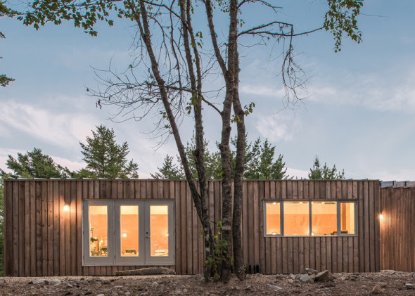 Cabaña de madera de artista sube una colina en Nova Scotia