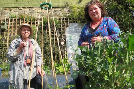Estelle Brown (izda.) y Mary Clear, en un                                                           huerto de                                                           Incredible                                                           Edible. |                                                           Foto: C.F.