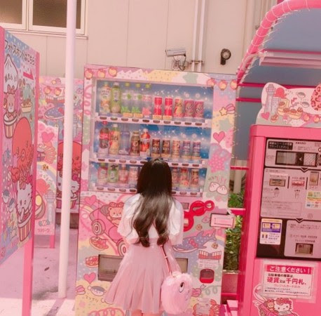 ▲▼大阪Hello Kitty停車場。(圖/網友IG@vivian86173授權提供,請勿隨意翻攝)※每次使用務必超連結