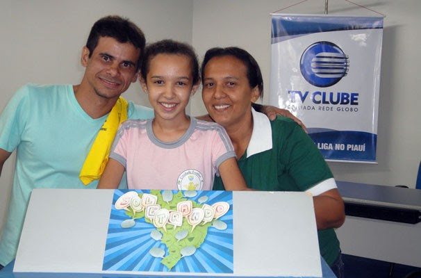 Emanuelly Andrade comemora sua vitória em companhia da mãe e professor (Foto: Katylenin França)