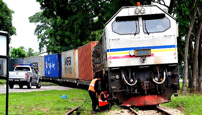 Gerabak kereta api kargo tergelincir di Johor Free Gerabak kereta api kargo tergelincir di Johor Free