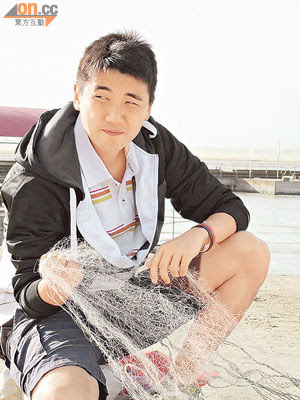 洪永城跳河捉鯉魚 - 東方日報